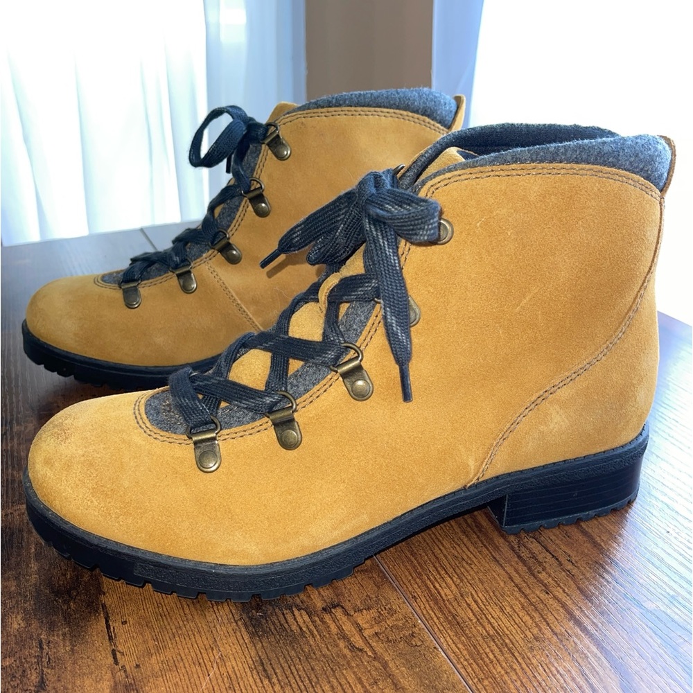 Clark’s Faralyn Alpha Water Resistant Yellow Grey Leather Suede Womens Sz 9.5